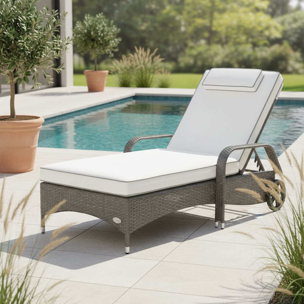 Graue Polyrattan Sonnenliege mit heller Polsterauflage am Pool, wetterfeste Gartenliege für Terrasse und Garten