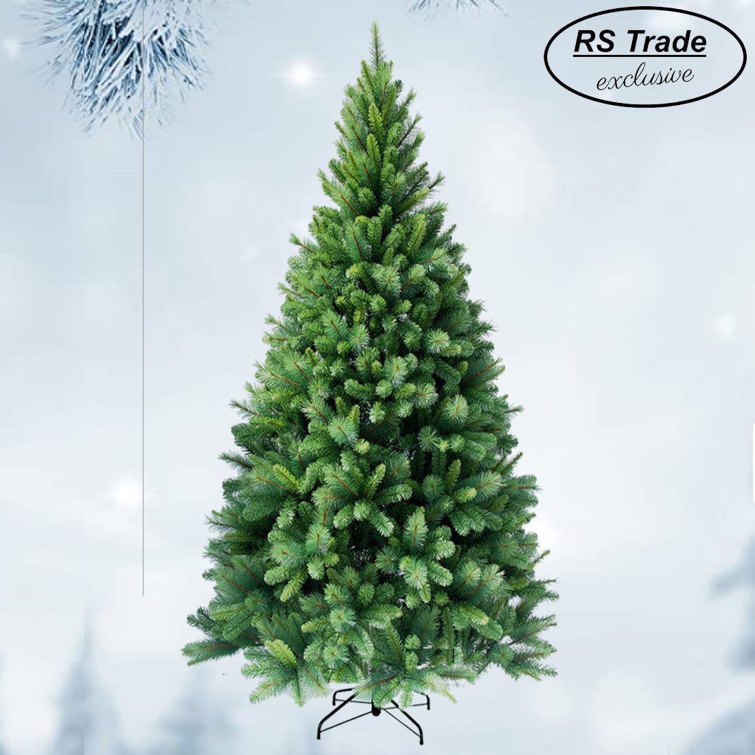 Kuenstlicher Weihnachtsbaum mit dichten gruenen Nadeln aufgestellt auf einem Metallstaender. 120 cm