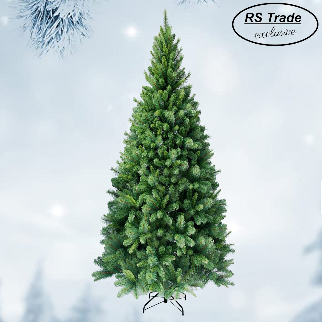 Kuenstlicher schmaler Weihnachtsbaum mit dichter Nadelstruktur, gruen, mit Metallstaender aufgestellt. 240 cm