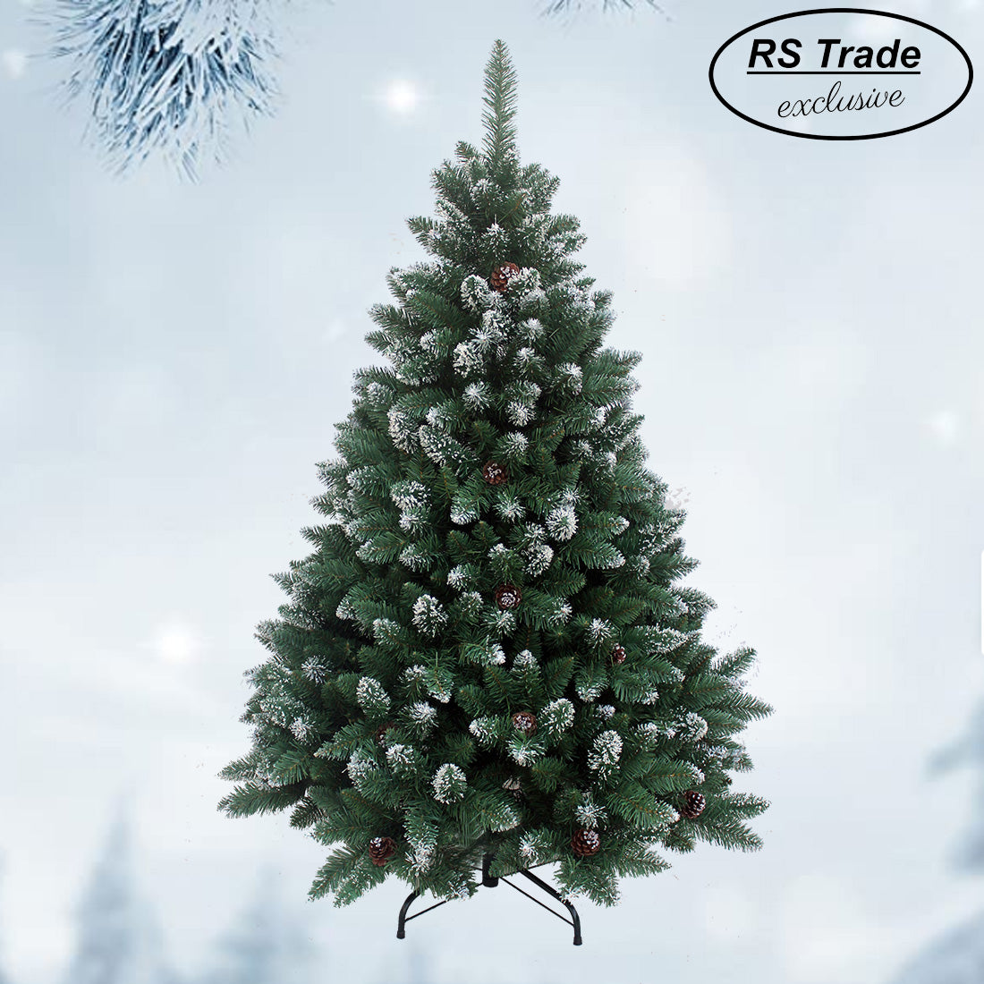 Künstlicher Weihnachtsbaum mit Schneespitzen und Tannenzapfen vor winterlichem Hintergrund. 210 cm