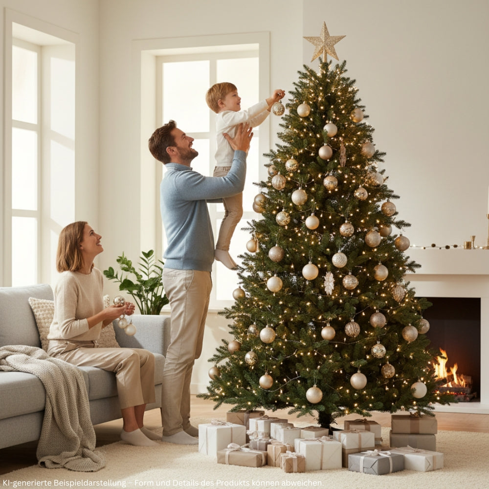 Familie beim gemeinsamen Schmücken des künstlichen Weihnachtsbaums mit einem PE-PVC-Nadelmix, HXT 23005, 150 cm hoch