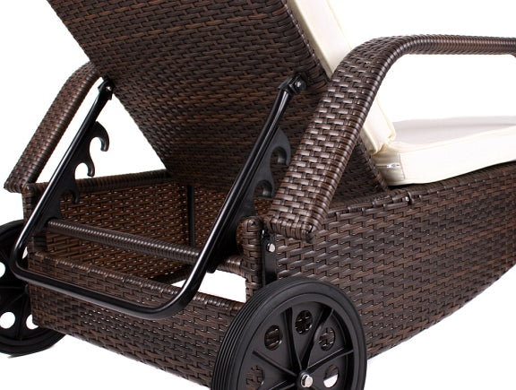 Rückenlehne der Sonnenliege 5-fach verstellbar, Poly-Rattan-Geflecht in Braun.