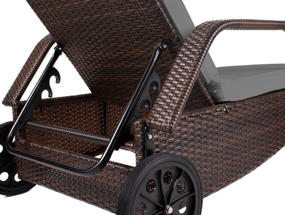 Rückenlehne der Sonnenliege 5-fach verstellbar, Poly-Rattan-Geflecht in Schwarz. Braun / Grau.