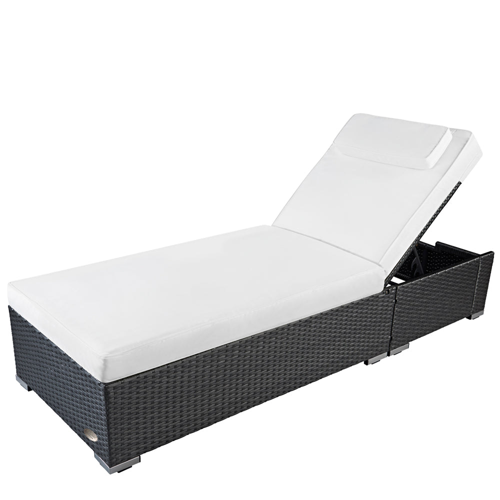 Graue Rattan-Sonnenliege mit weißer Auflage und verstellbarer Rückenlehne.