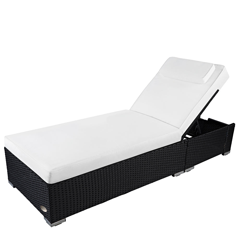 Schwarze Rattan-Sonnenliege mit weißer Auflage und verstellbarer Rückenlehne.