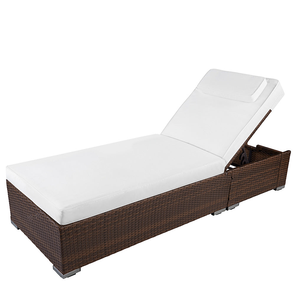 Braune Rattan-Sonnenliege mit weißer Auflage und verstellbarer Rückenlehne.
