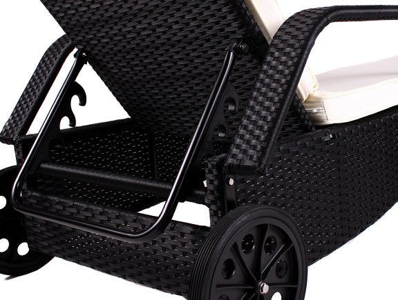 Rückenlehne der Sonnenliege 5-fach verstellbar, Poly-Rattan-Geflecht in Schwarz.