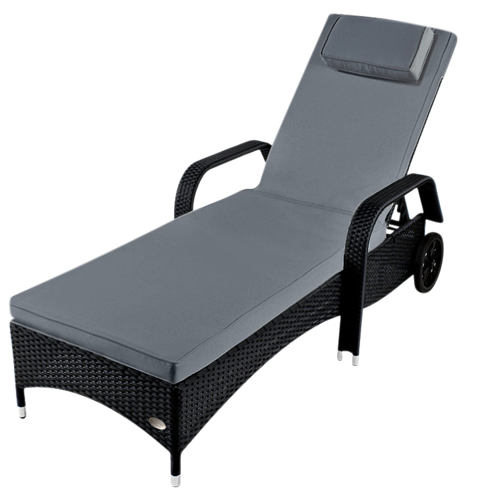 Schwarze Rattan-Sonnenliege mit grauer Polsterauflage und Armlehnen, verstellbare Rückenlehne.