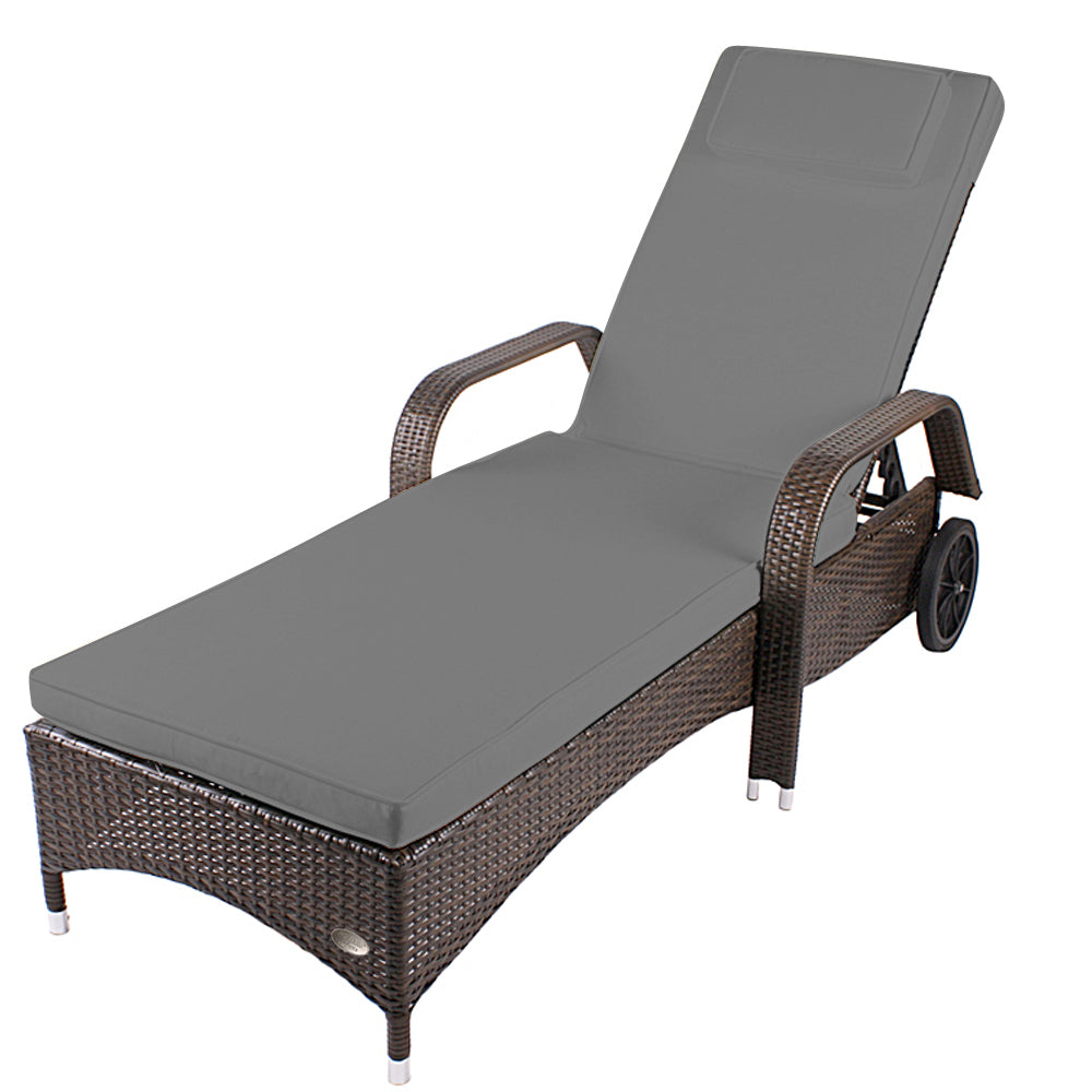 Braune Rattan-Sonnenliege mit grauer Polsterauflage und Armlehnen, verstellbare Rückenlehne. Braun / Grau.
