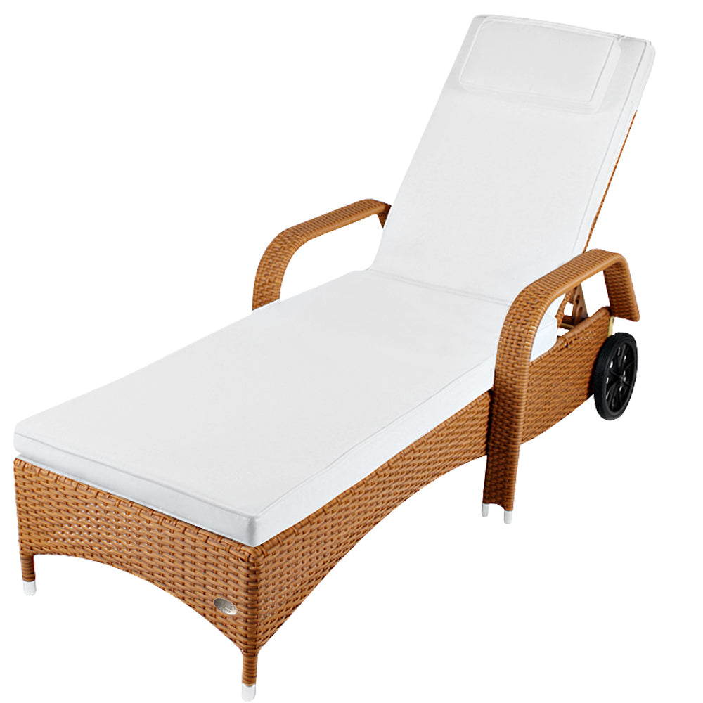 Naturfarbene Rattan-Sonnenliege mit weißer Polsterauflage und Armlehnen, verstellbare Rückenlehne.