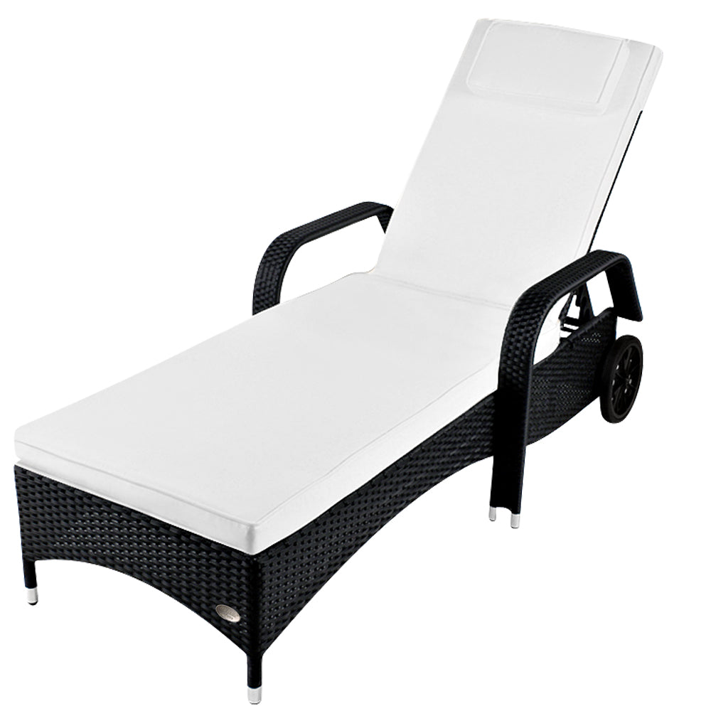 Schwarze Rattan-Sonnenliege mit weißer Polsterauflage und Armlehnen, verstellbare Rückenlehne.